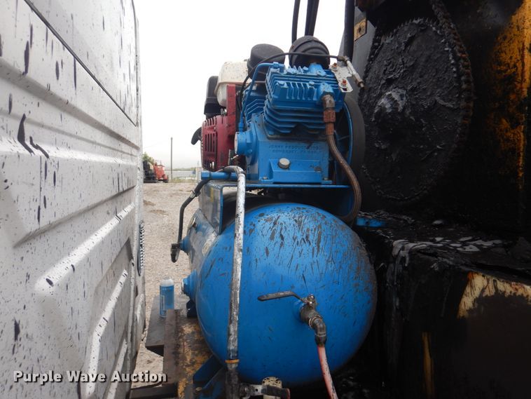 image for item JF9943 2003 International 4300  oil distributor truck