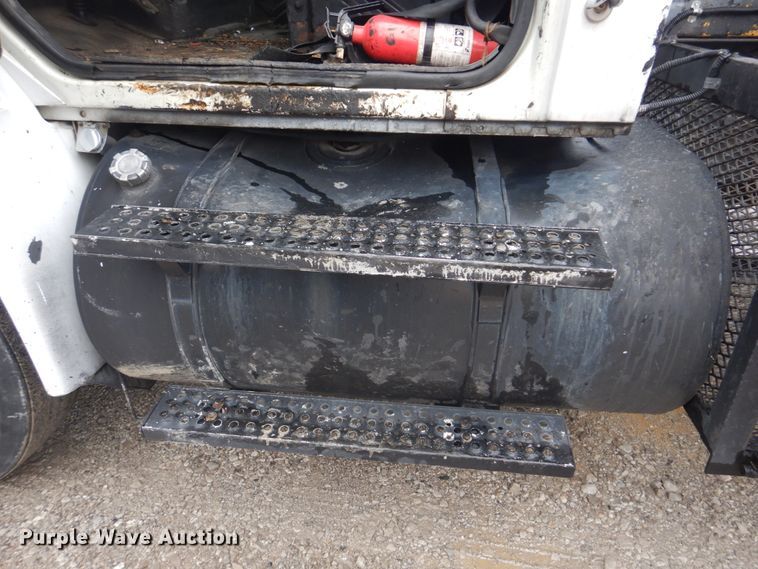 image for item JF9943 2003 International 4300  oil distributor truck