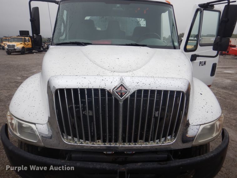 image for item JF9943 2003 International 4300  oil distributor truck