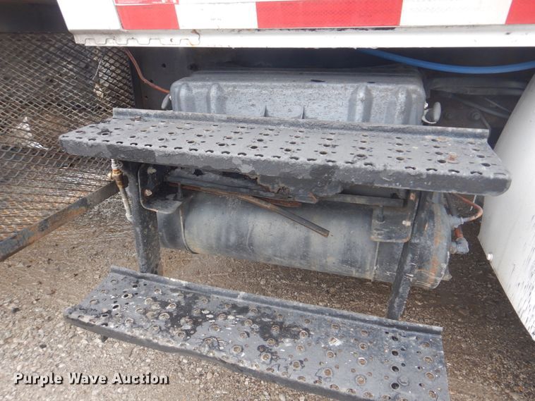 image for item JF9943 2003 International 4300  oil distributor truck