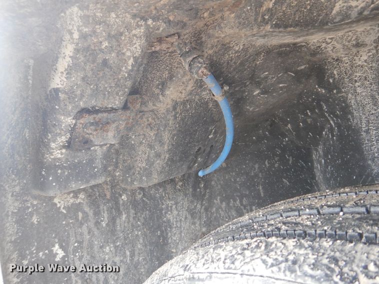 image for item JF9943 2003 International 4300  oil distributor truck