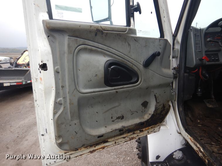 image for item JF9943 2003 International 4300  oil distributor truck