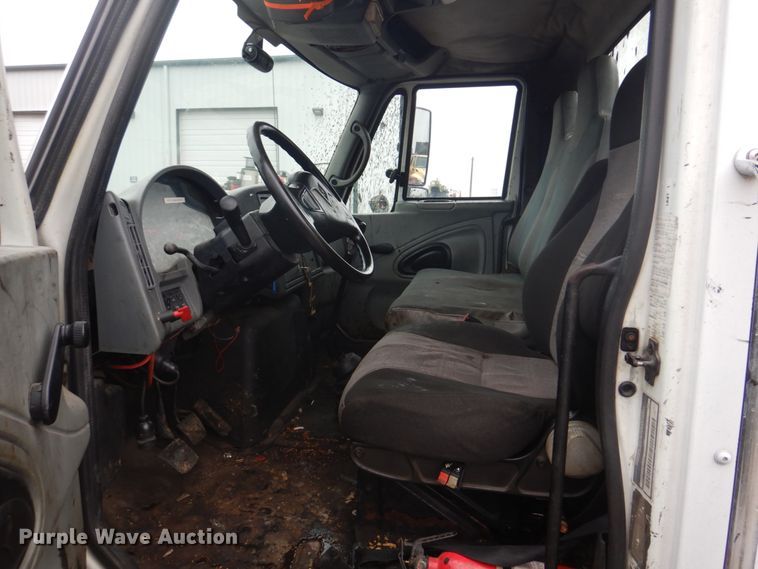 image for item JF9943 2003 International 4300  oil distributor truck