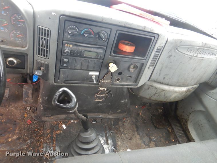 image for item JF9943 2003 International 4300  oil distributor truck