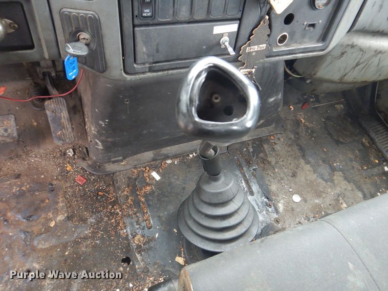 image for item JF9943 2003 International 4300  oil distributor truck