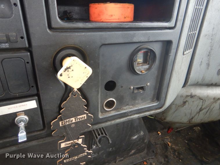 image for item JF9943 2003 International 4300  oil distributor truck