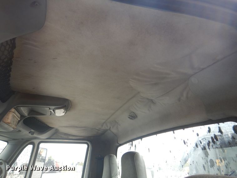 image for item JF9943 2003 International 4300  oil distributor truck