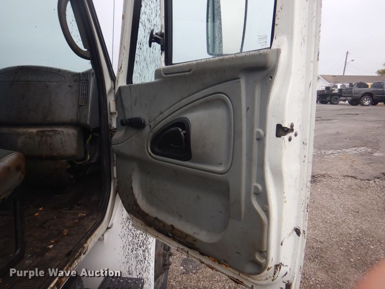 image for item JF9943 2003 International 4300  oil distributor truck