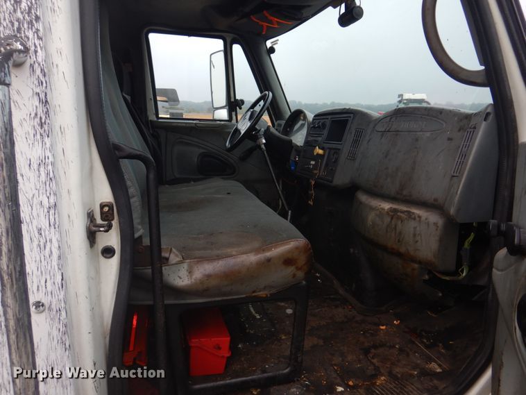 image for item JF9943 2003 International 4300  oil distributor truck