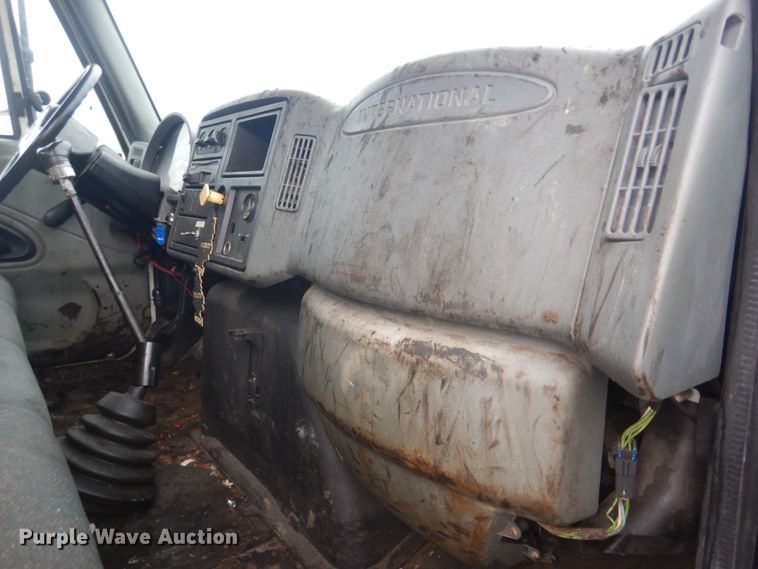 image for item JF9943 2003 International 4300  oil distributor truck