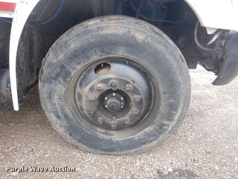 image for item JF9943 2003 International 4300  oil distributor truck