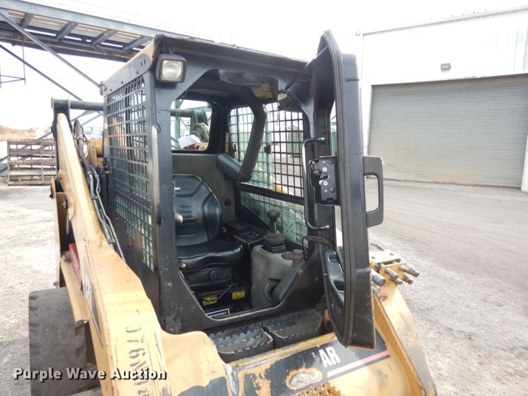image for item JI9355 2007 Caterpillar 268B  skid steer loader