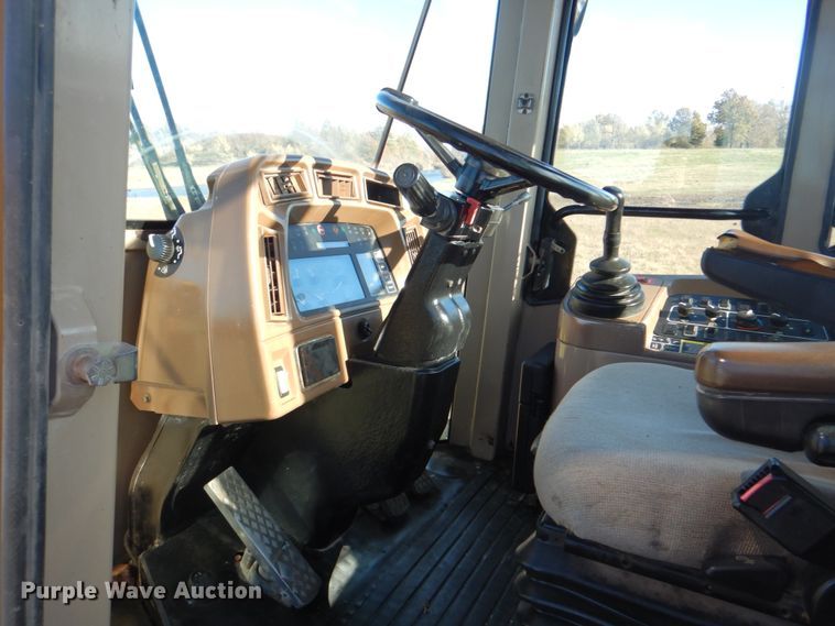 image for item JN9083 2001 John Deere 624H  wheel loader