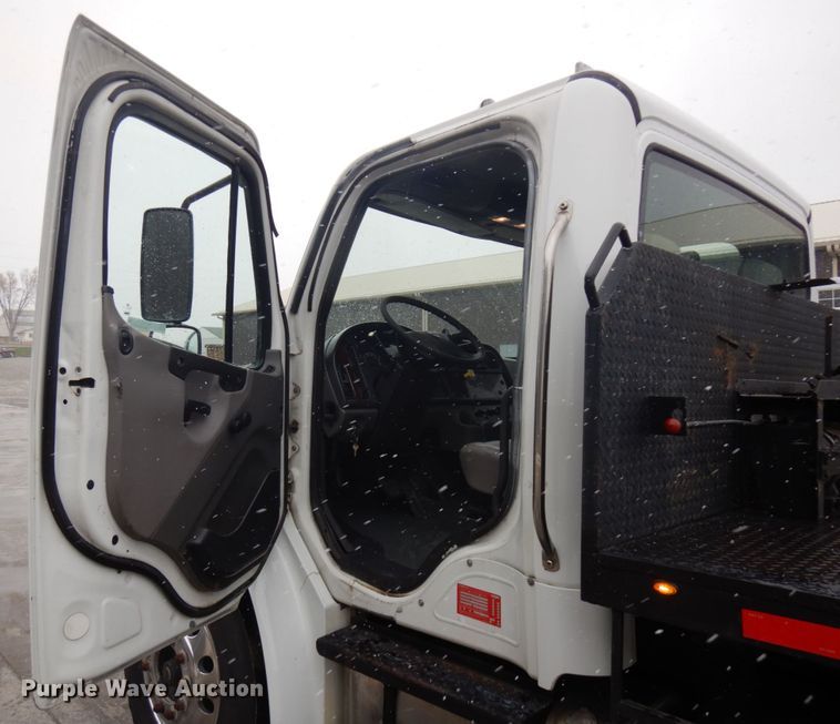 image for item KK9705 2007 Freightliner Business Class M2  rollback truck