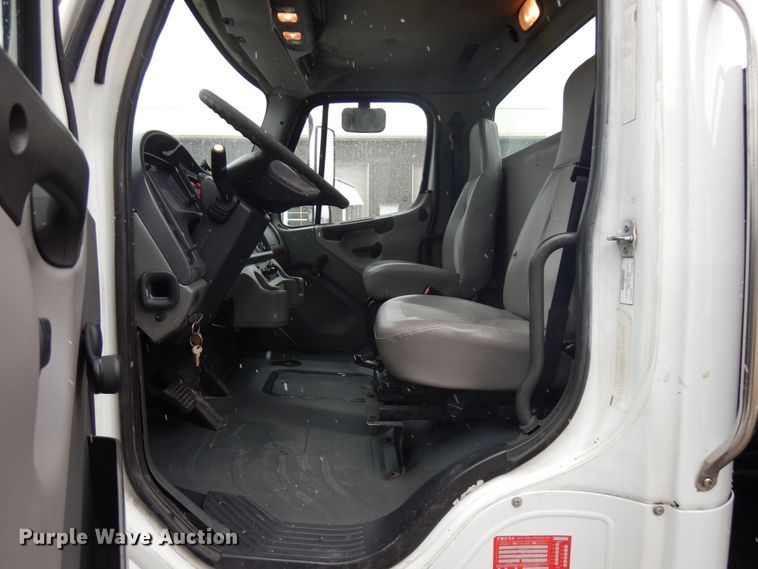 image for item KK9705 2007 Freightliner Business Class M2  rollback truck