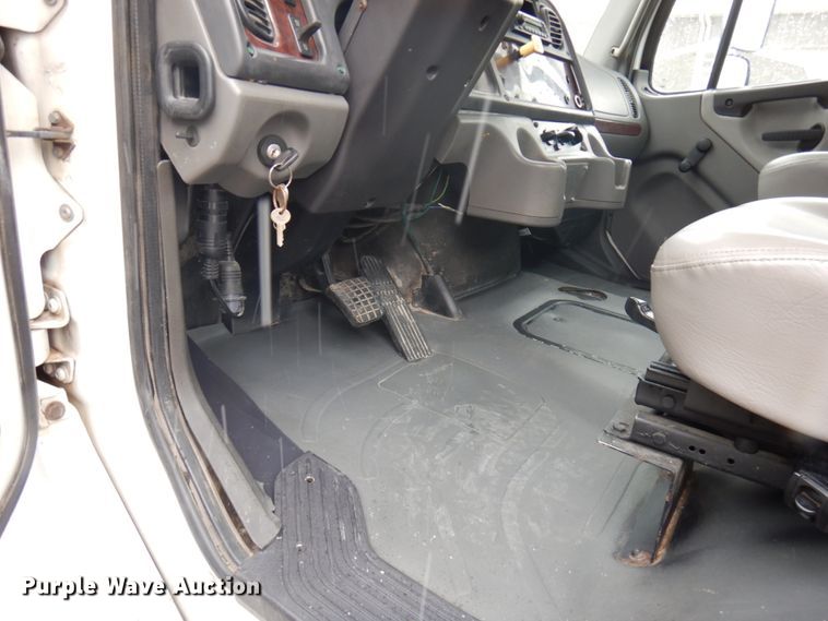 image for item KK9705 2007 Freightliner Business Class M2  rollback truck