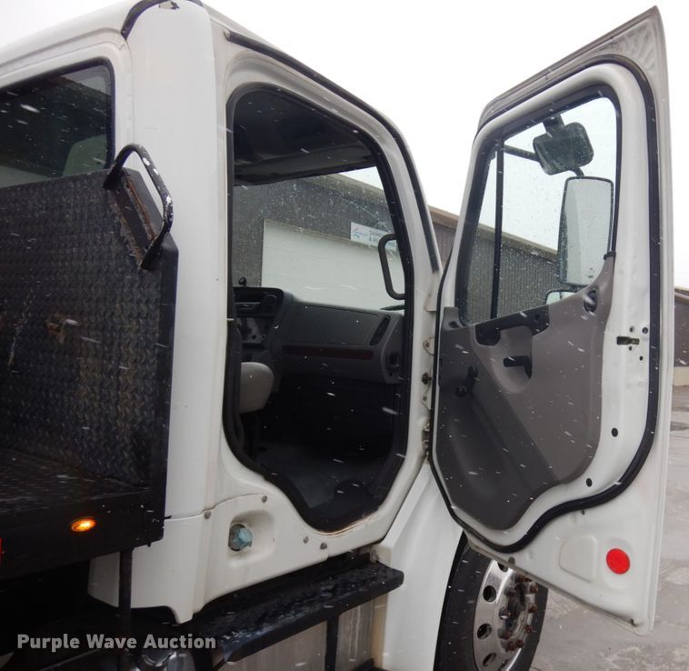 image for item KK9705 2007 Freightliner Business Class M2  rollback truck