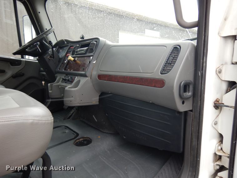 image for item KK9705 2007 Freightliner Business Class M2  rollback truck