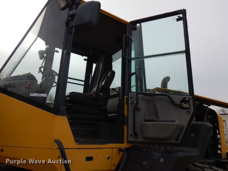 image for item KK9710 2014 Komatsu WA320-7  wheel loader