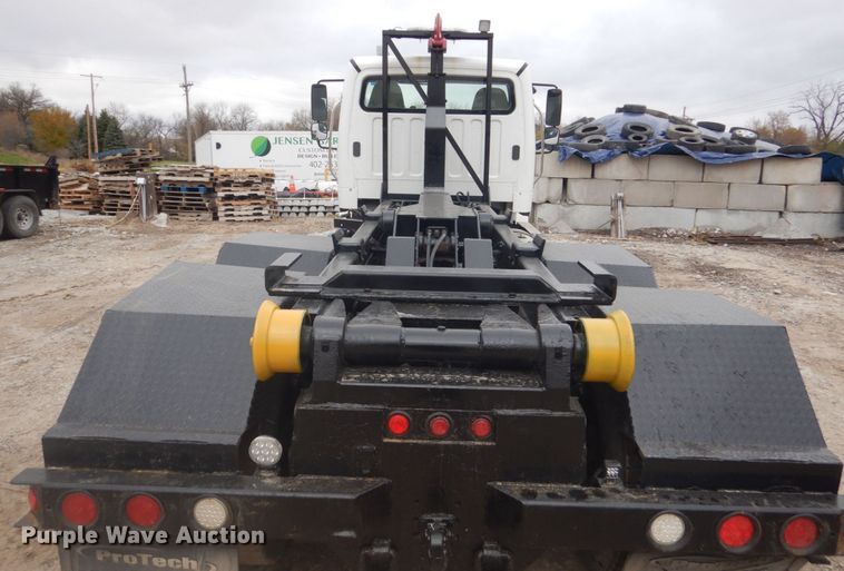 image for item KO9781 2014 Freightliner Business Class M2  hook lift truck