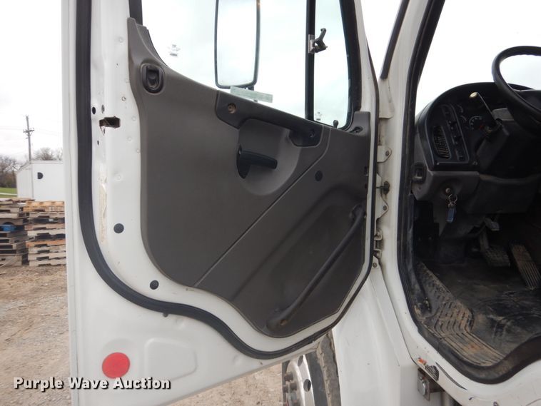 image for item KO9781 2014 Freightliner Business Class M2  hook lift truck