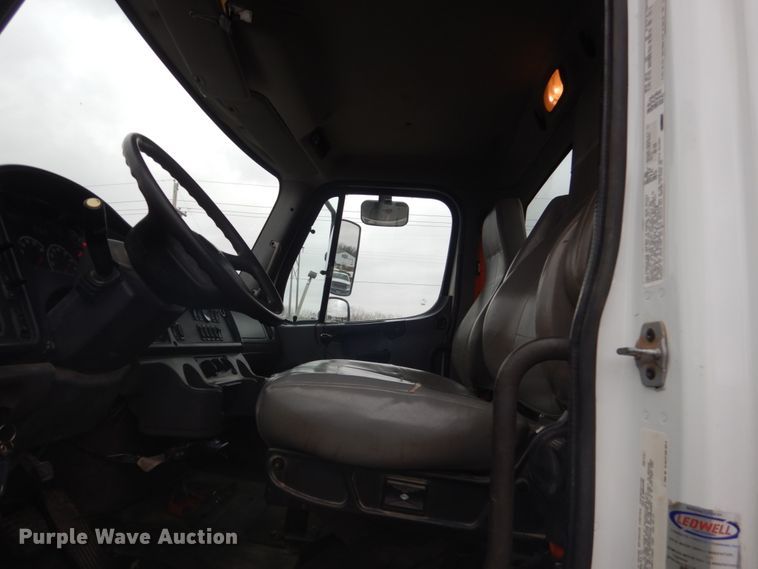 image for item KO9781 2014 Freightliner Business Class M2  hook lift truck