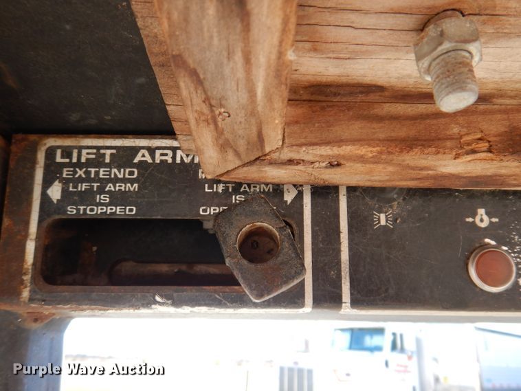 image for item KY9560 Mustang 320  skid steer loader