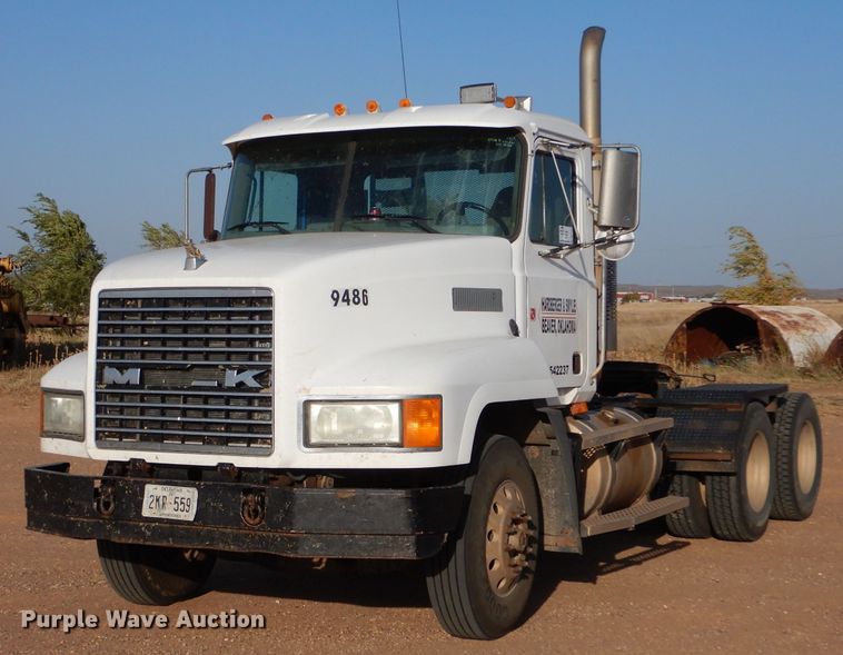 image for item DL6037 2000 Mack CH613  semi truck