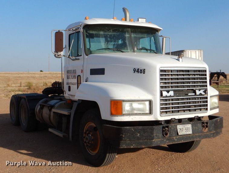 image for item DL6037 2000 Mack CH613  semi truck