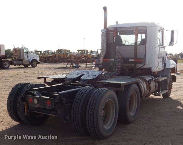 image for item DL6037 2000 Mack CH613  semi truck