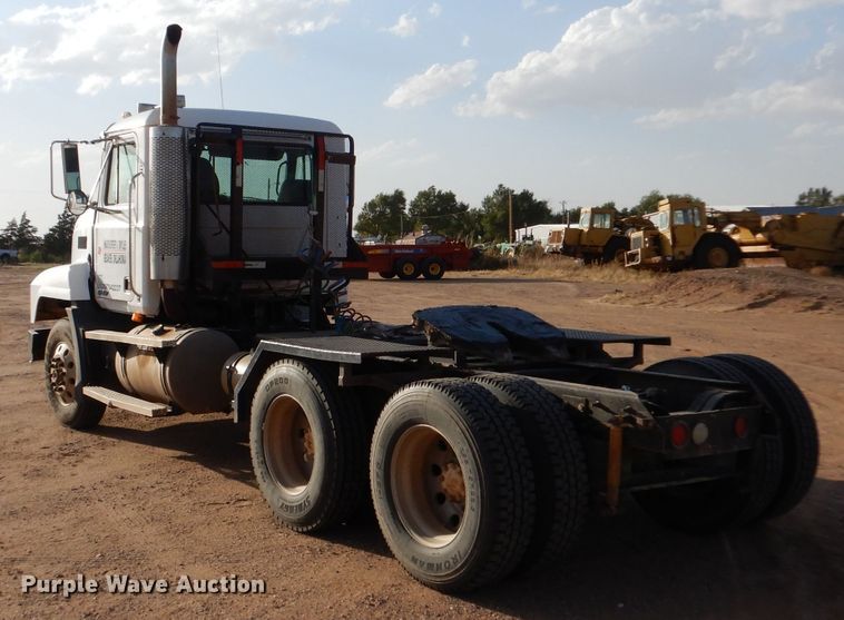 image for item DL6037 2000 Mack CH613  semi truck