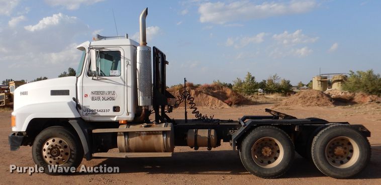 image for item DL6037 2000 Mack CH613  semi truck