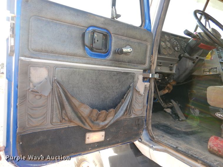 image for item DL6037 2000 Mack CH613  semi truck