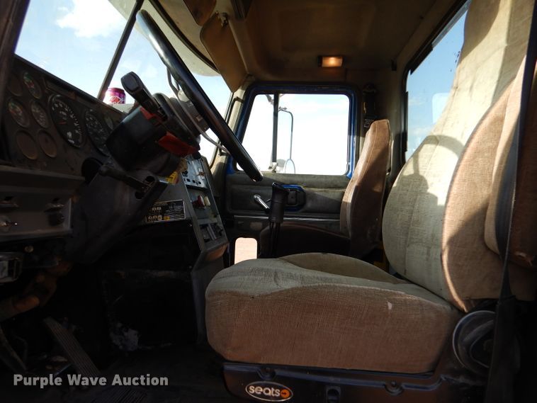 image for item DL6037 2000 Mack CH613  semi truck