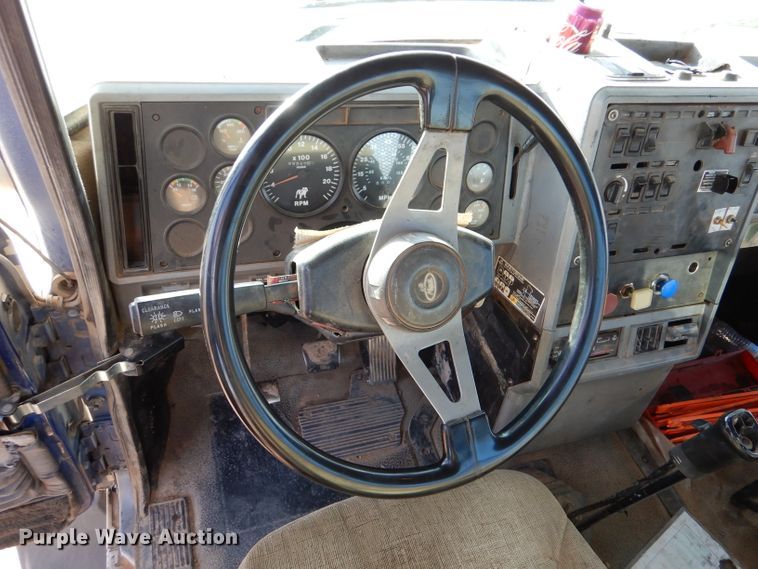 image for item DL6037 2000 Mack CH613  semi truck