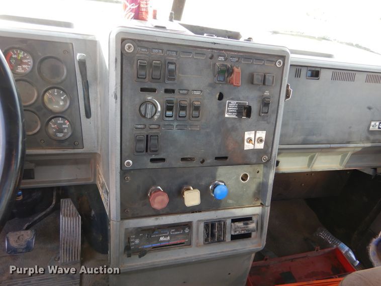 image for item DL6037 2000 Mack CH613  semi truck