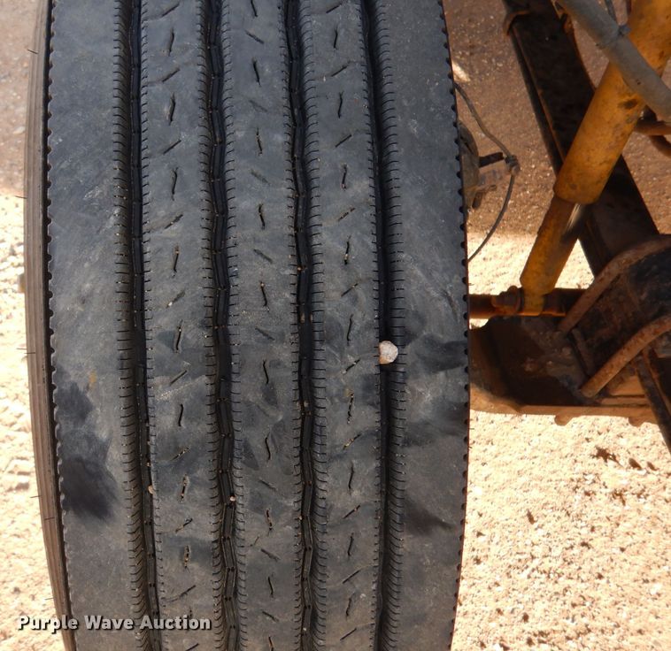 image for item DL6037 2000 Mack CH613  semi truck