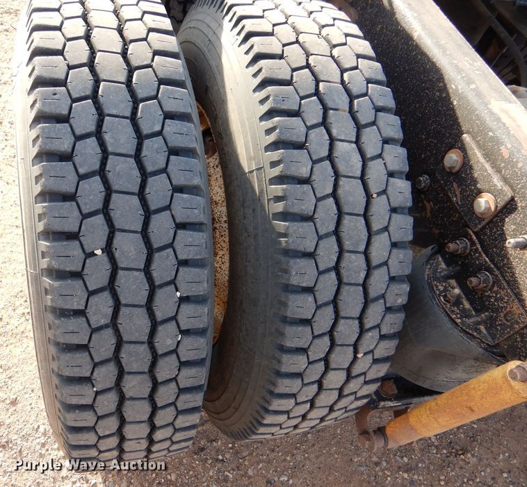 image for item DL6037 2000 Mack CH613  semi truck