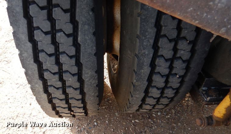 image for item DL6037 2000 Mack CH613  semi truck