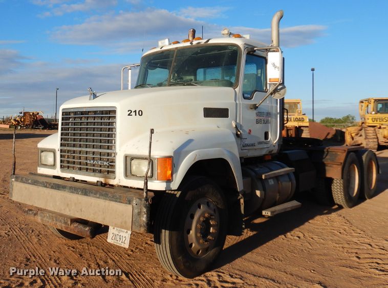 image for item JT9500 2008 Mack CHU600  semi truck