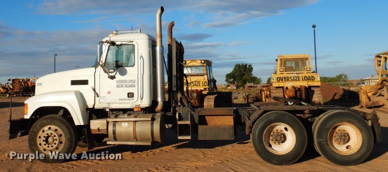 image for item JT9500 2008 Mack CHU600  semi truck