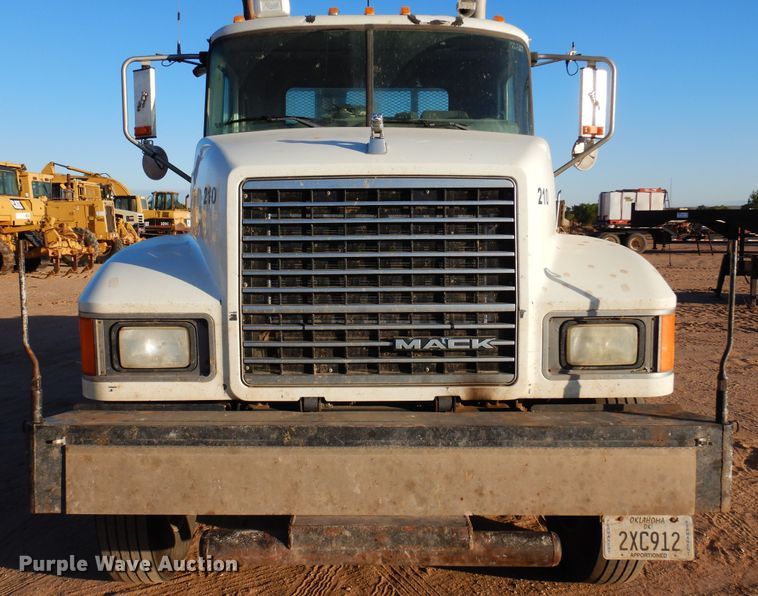 image for item JT9500 2008 Mack CHU600  semi truck