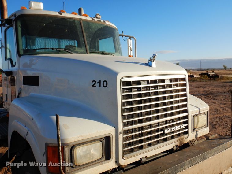 image for item JT9500 2008 Mack CHU600  semi truck