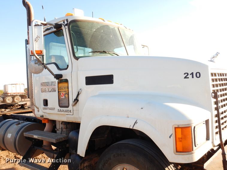 image for item JT9500 2008 Mack CHU600  semi truck