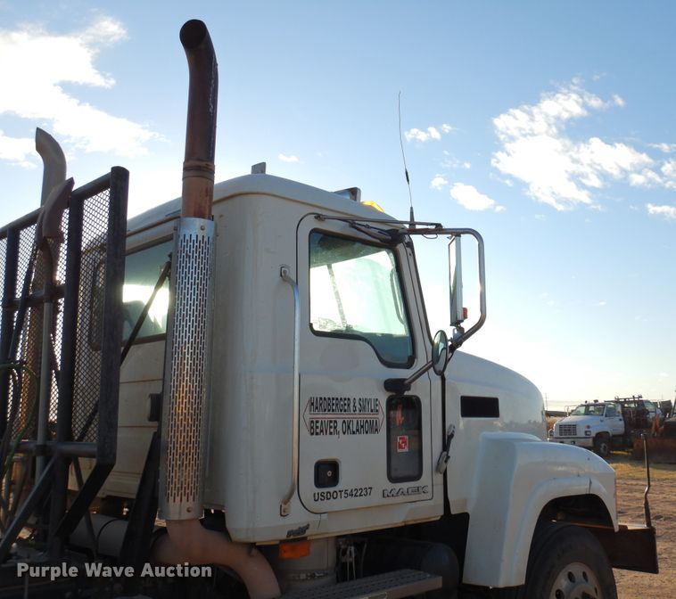 image for item JT9500 2008 Mack CHU600  semi truck