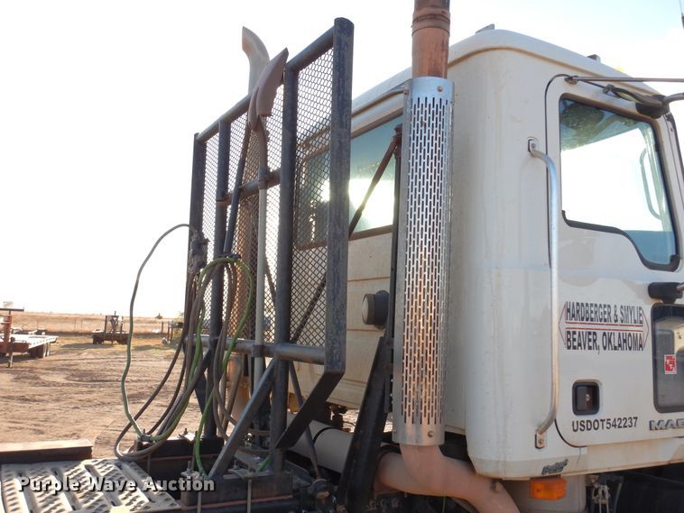 image for item JT9500 2008 Mack CHU600  semi truck