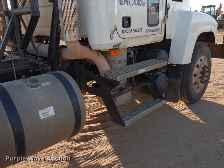 image for item JT9500 2008 Mack CHU600  semi truck