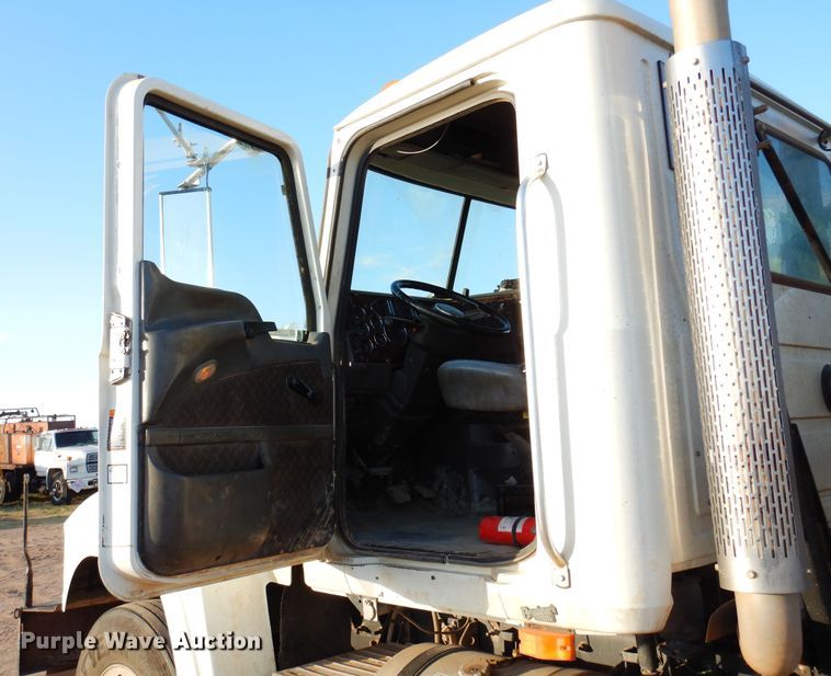 image for item JT9500 2008 Mack CHU600  semi truck