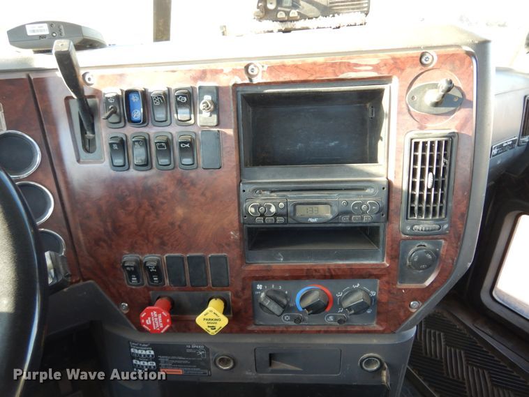 image for item JT9500 2008 Mack CHU600  semi truck