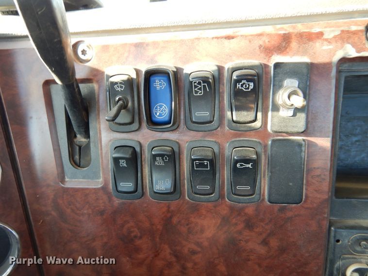 image for item JT9500 2008 Mack CHU600  semi truck